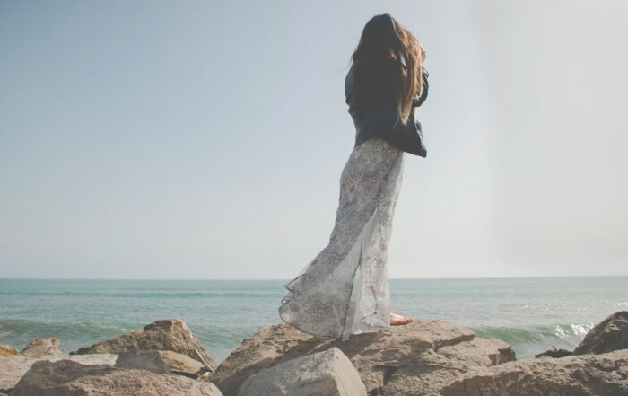 Vestidos largos fluidos y cómo combinarlos - Moda daddit